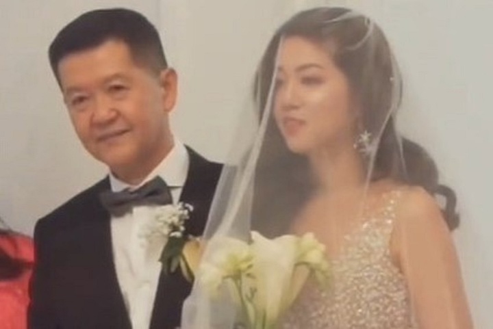 Kylie Yeo và bố của cô trong hôn lễ được tổ chức vào năm 2021.