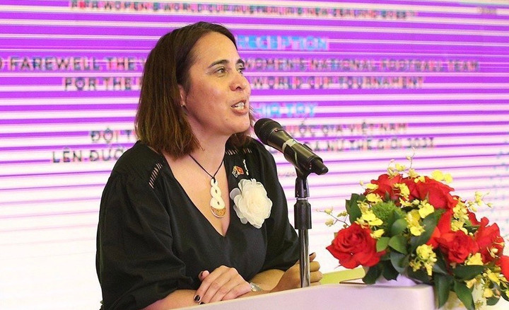 Đại sứ New Zealand - bà Tredene Dobson gửi lời chúc đến đội tuyển nữ Việt Nam.