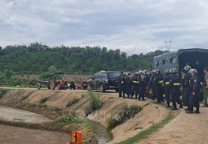 Cảnh sát Cơ động, Cảnh sát đặc nhiệm, Công an tỉnh Đắk Lắk, lực lượng đặc nhiệm Quân khu 5 phối hợp triển khai phương án vây bắt các đối tượng tại cầu Cá Ngựa, thôn Đồng Sơn, xã Hòa Hiệp, huyện Cư Kuin. (Ảnh tư liệu: Hưng Thịnh/TTXVN)