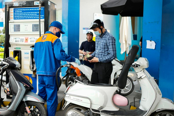 Doanh nghiệp bán lẻ xăng dầu kêu thua lỗ vì bị chi phối bởi các doanh nghiệp phân phối (Ảnh Công Hiếu).