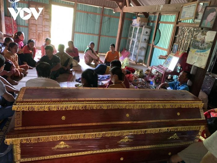 Người dân trong buôn Pan đến động viên, chia sẻ với gia đình có cháu nhỏ bị đuối nước.