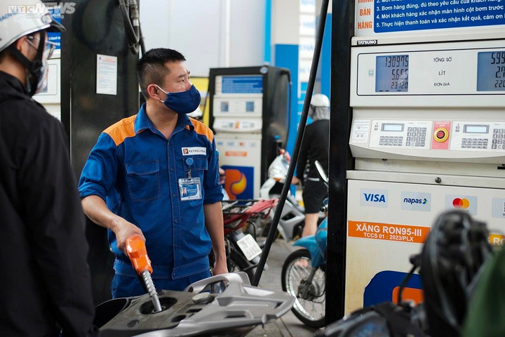 Giá xăng dầu trong nước dự báo giảm nhẹ trong kỳ điều hành ngày mai 3/7 (Ảnh Công Hiếu).