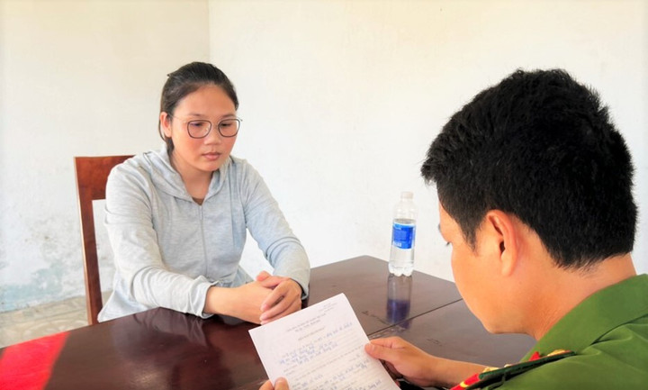 Trần Thị Huyền tại cơ quan công an. (Ảnh: Công an cung cấp)