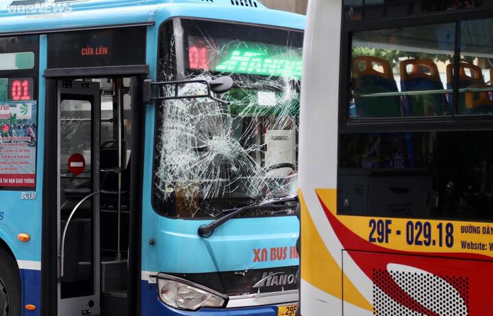 Xe buýt của hãng Hanoibus vỡ kính hoàn toàn phần đầu.