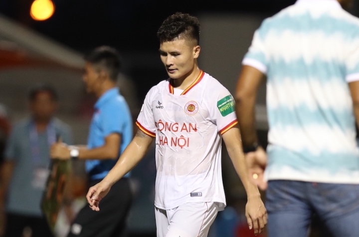 HLV Flavio Cruz rút Quang Hải ra khỏi sân ở phút 76, anh nhường chỗ cho La Nguyễn Bảo Trung. Ngày ra mắt buồn của Quang Hải khép lại.
