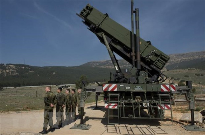 Binh sỹ Đức gác bên hệ thống tên lửa phòng không Patriot. (Ảnh: AFP/ TTXVN)