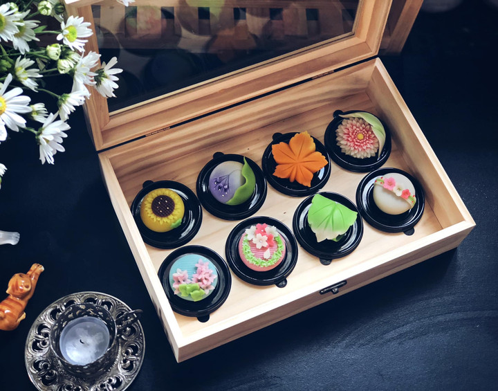 Những chiếc bánh được sắp xếp theo quy tắc xen kẽ giữa màu nóng và màu lạnh.