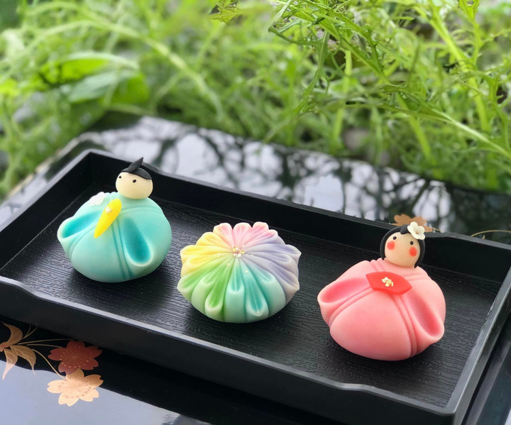 Chiếc bánh lấy cảm hứng từ những bộ kimono với màu sắc nhẹ nhàng.