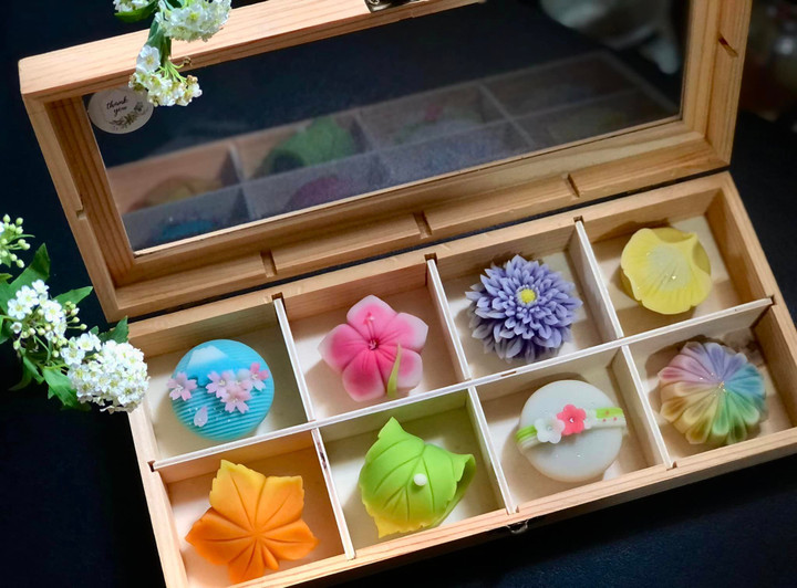 Vỏ bánh được pha màu bằng gel thực phẩm để đảm bảo độ ẩm của bánh.