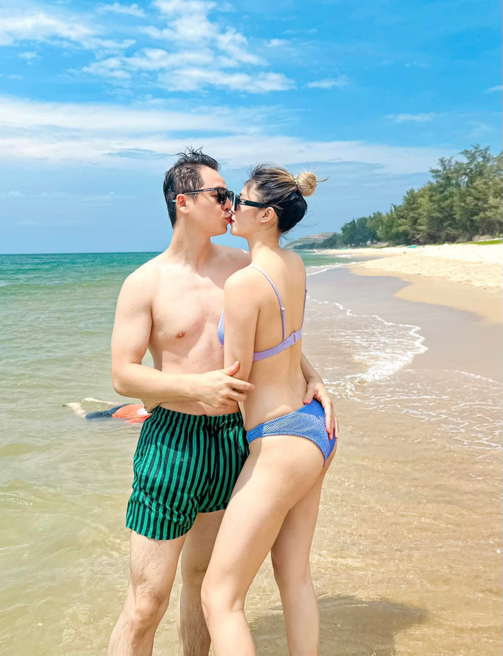 Vợ chồng Đăng Khôi hôn nhau tình tứ trong chuyến du lịch.