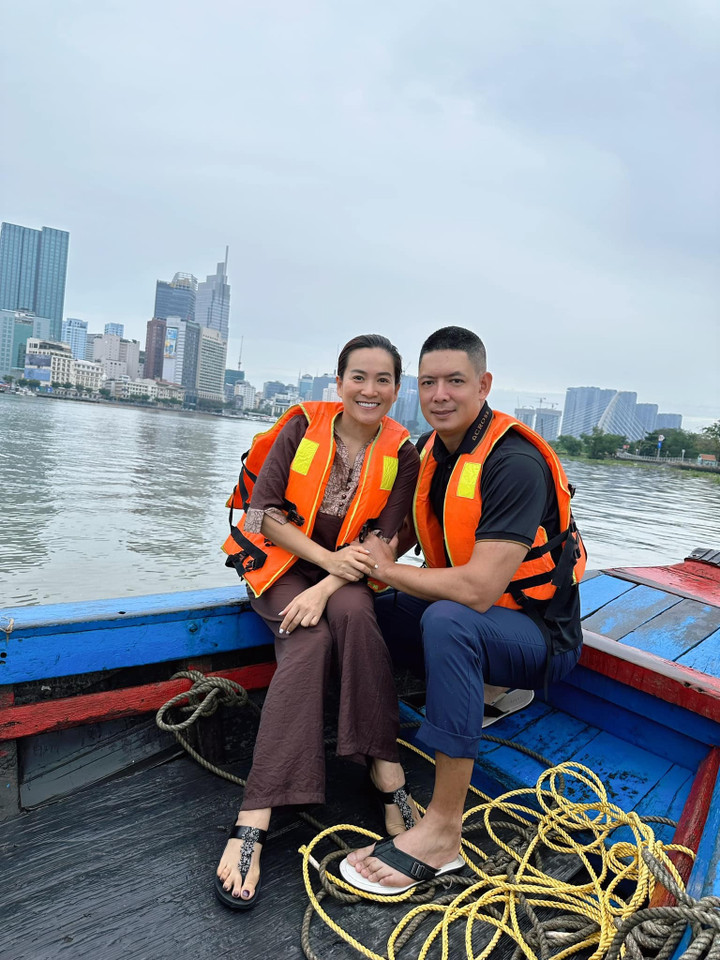 Bình Minh cùng bà xã đi thả cá phóng sinh ngày rằm.