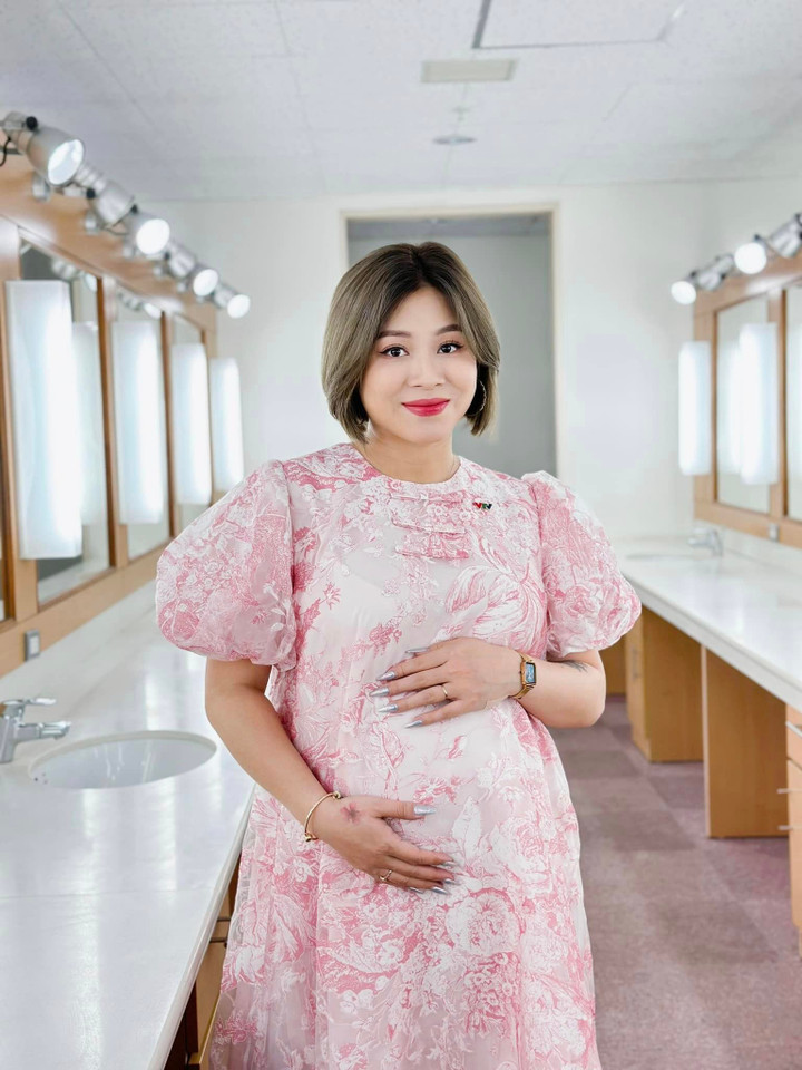 Dù đang mang bầu vượt mặt nhưng MC Nguyễn Hoàng Linh vẫn chăm chỉ làm việc. Cô viết: ''Em bé tháng 10 vẫn hớn hở lên hình cùng mẹ! Mặc một chiếc váy xinh, nhấm nháp kem chanh vàng, nói cười hân hoan cùng người anh tràn đầy năng lượng tích cực. Sáng nay đâu phải Linh đi làm, Linh đến S14 để "thưởng thức cuộc sống" đấy chứ!''.