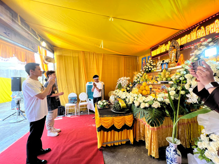 Quốc Thiên lặng lẽ đến viếng ca nương nhỏ tuổi nhất Việt Nam Tú Thanh qua đời vì tai nạn giao thông. Anh viết: ''Chú Thiên và Tuấn Ngọc đến tiễn con đây Tú Thanh ơi. An nghỉ con nhé''.