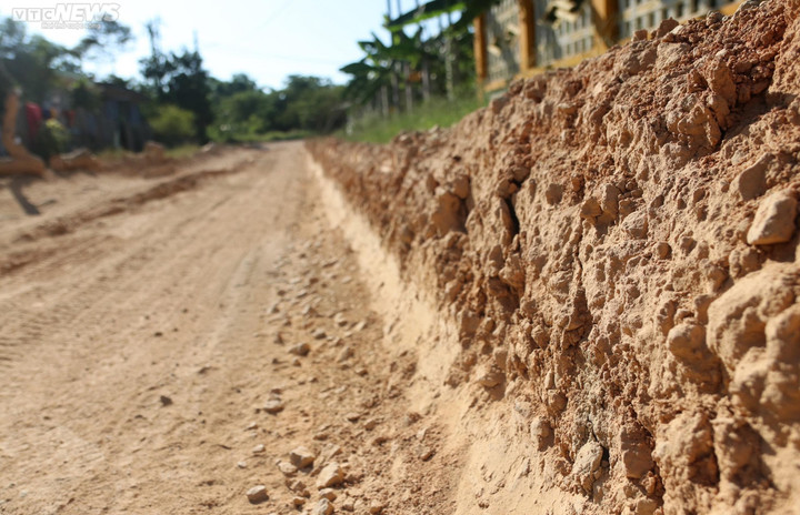 Theo vị lãnh đạo cho biết, trước đây chúng tôi có văn bản nghề nghị chấm dứt hợp đồng với công ty này vì thi công chậm tiến độ. Nhưng hiện nay công ty này cam kết thi công nên các đơn vị liên quan thống nhất cho triển khai lại. Chúng tôi đang chỉ đạo đơn vị này đẩy nhanh tiến độ thi công hạng mục, dự kiến cuối tháng 8 này sẽ thảm bê tông nhựa.