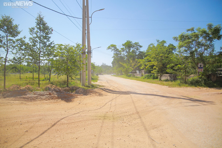 Thuộc dự án “Chương trình phát triển các đô thị loại II” - tiểu dự án Thừa Thiên - Huế, đường Huyền Trân Công Chúa đoạn từ nút giao đường Đoàn Nhữ Hài đến QL49A có chiều dài hơn 1,7 km nằm trong gói thầu số 27 (ký hiệu HU-CW06) được đầu tư nâng cấp từ tháng 9/2020 và dự kiến hoàn thành ngày 21/8/2023. Tuy nhiên, điến điểm hiện tại, ghi nhận của PV VTC News gói thầu với trị giá 89,065 tỷ đồng này vẫn đang trong tình trạng thi công ì ạch.