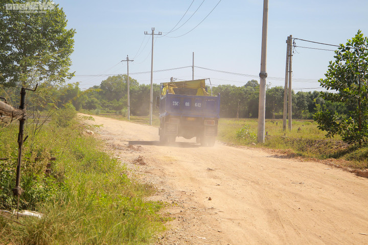 Theo ghi nhận, dọc theo đoạn đường hơn 1,7 km, phóng viên không thấy bất kỳ bóng dáng nào của công nhân hay thiết bị thi công công trình.Thực trạng trước mắt chỉ là con đường đất với hàng chục ổ voi, phương tiện đi qua kéo theo bụi bay mù mịt.