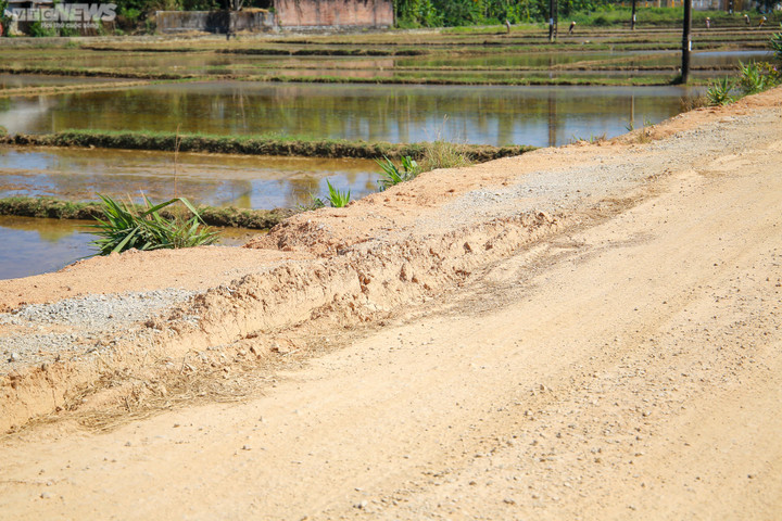 Người dân thôn Cư Chánh 2 (xã Thủy Bằng) cho biết, đoạn đường này trước đây các phương tiện lưu thông qua lại nhiều dẫn đến bị xuống cấp. Dù được cơ quan chức năng quan tâm bố trí kinh phí nâng cấp, sửa chữa nhưng việc thi công chậm nên đến nay vẫn chưa xong gây nên nhiều bất cập.