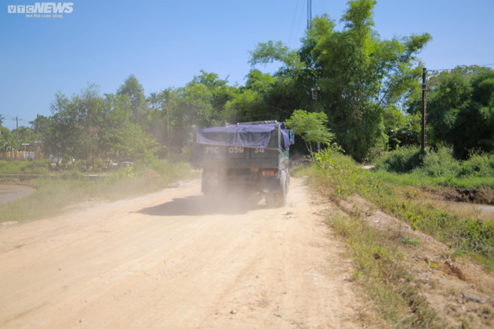 Ông Trương Văn Tuấn - Phó Chủ tịch UBND xã Thủy Bằng thừa nhận, người dân nhiều lần phản ánh về thực trạng tuyến đường thi công chậm gây ảnh hưởng đến cuộc sống của họ. Không những vậy, thực trạng trên cũng khiến việc đi lại của người dân rất khó khăn: "Chính quyền địa phương mong muốn các cấp có thẩm quyền quan tâm, chỉ đạo đơn vị thi công đẩy nhanh tiến độ sớm hoàn thiện công trình để phục vụ người dân đi lại, góp phần thúc đẩy phát triển kinh tế địa phương".
