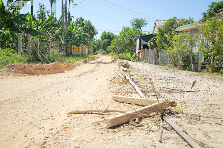 Lãnh đạo Ban Quản lý dự án Chương trình phát triển các đô thị loại II - tiểu dự án Thừa Thiên - Huế cho biết, đơn vị thi công tuyến đường này là Công ty Cổ phần Xây dựng 68 Hà Tĩnh.