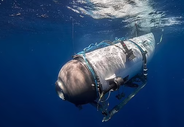 Hình ảnh tàu lặn Titan được thả xuống nước. (Ảnh: Daily Mail)