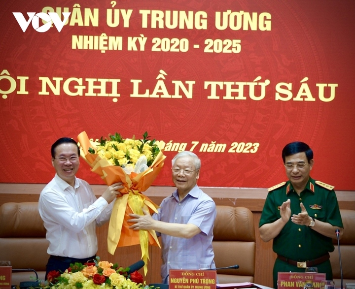Tổng Bí thư tặng hoa chúc mừng Chủ tịch nước Võ Văn Thưởng được Bộ Chính trị chỉ định tham gia Thường vụ Quân ủy Trung ương nhiệm kỳ 2020-2025.