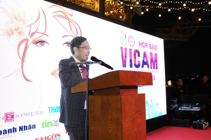 TS.BS Lê Tôn Dũng - Chủ tịch Chi hội Thẩm mỹ Nội khoa Việt Nam chia sẻ tại hội nghị.