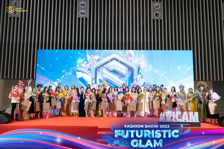 Học viên chụp hình kỷ niệm cùng thành phẩm của mình.