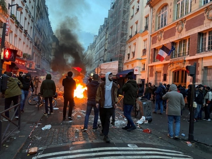 Người biểu tình đụng độ với cảnh sát Pháp. (Ảnh: Reuters)