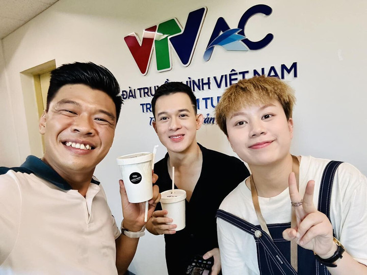 "Chỉnh da mình trắng thêm tý thì con bé nó chìm luôn vào tường... vì da nó quá trắng", Trung Ruồi đăng ảnh bên diễn viên Bảo Hân, Quang Anh.