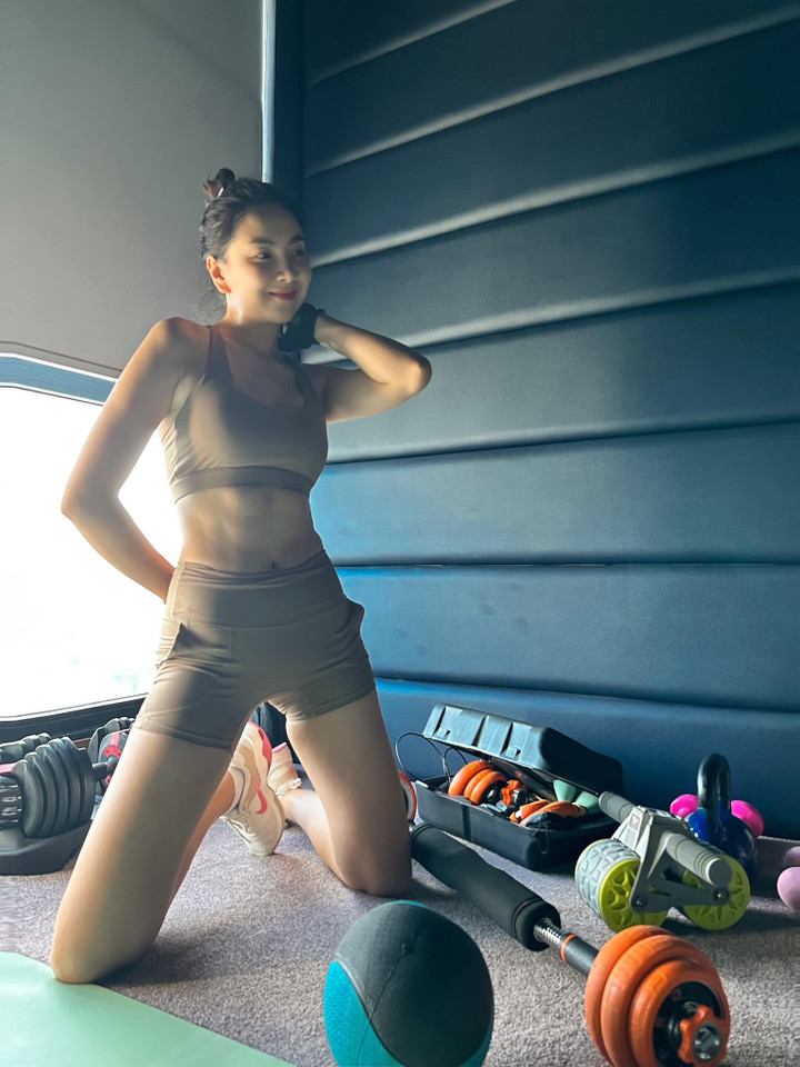 "Mặt dễ thương bao nhiêu... thì người gân guốc, cơ bắp ngược lại bấy nhiêu", MC Mai Ngọc chia sẻ.