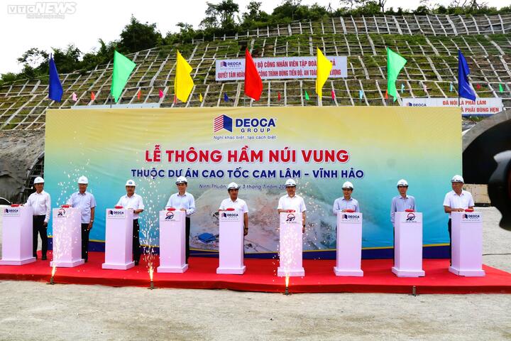 Buổi lễ khánh thành, thông hầm Núi Vung thuộc dự án cao tốc Cam Lâm - Vĩnh Hảo.