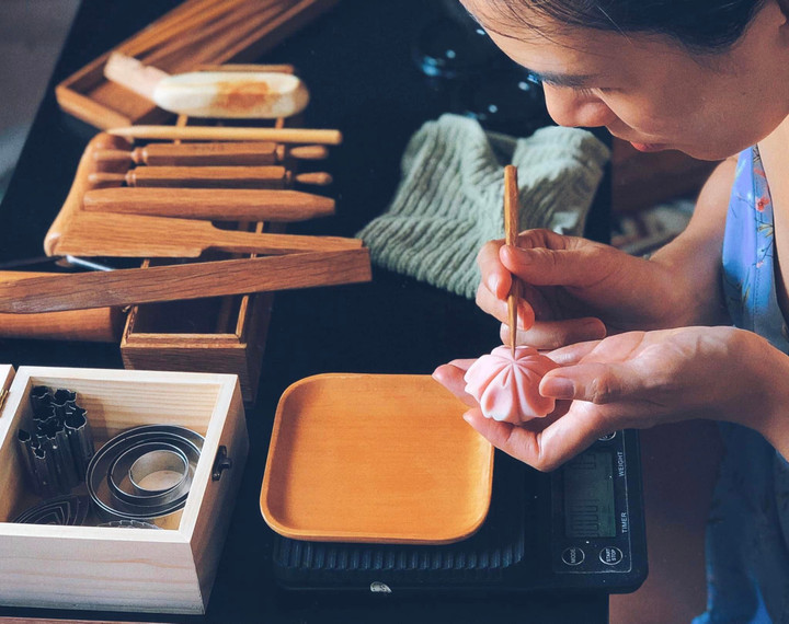 Chị Thùy Dương tự mày mò sáng tạo ra những chiếc bánh Wagashi xinh đẹp.