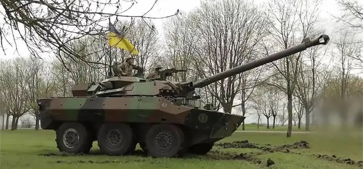 Xe tăng AMX-10RC hoạt động trong biên chế quân đội Ukraine. (Ảnh: Forbes)