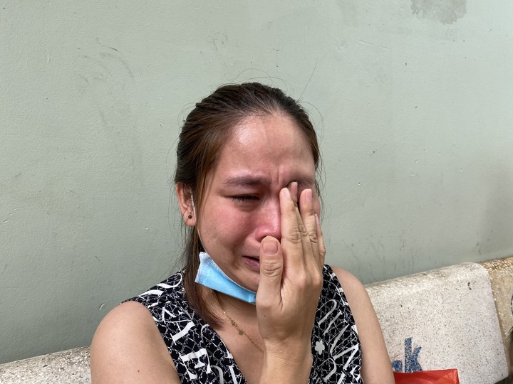 Chị Thanh khóc nấc khi nói về bệnh tình của con. (Ảnh: Nguyễn Ngoan)