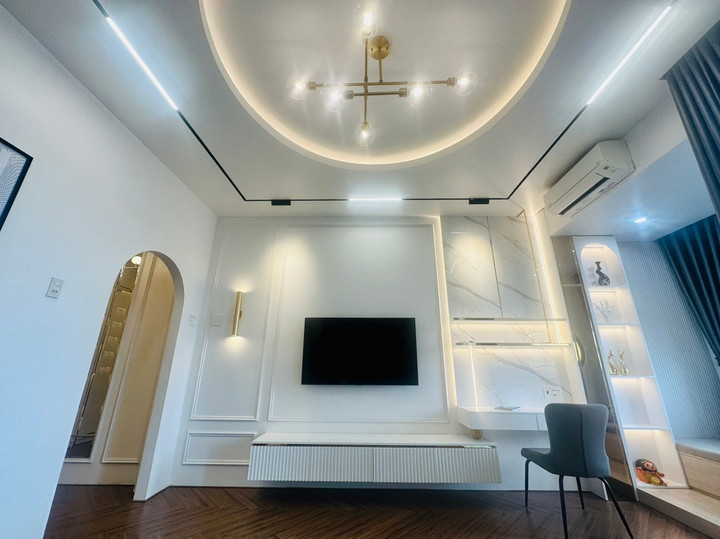 Phòng ngủ masster của ngôi nhà cũng mang gam màu sáng.