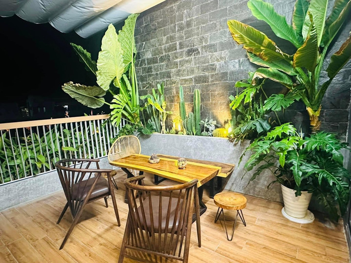 Phần không gian xanh với view bờ sông phía sau nhà.