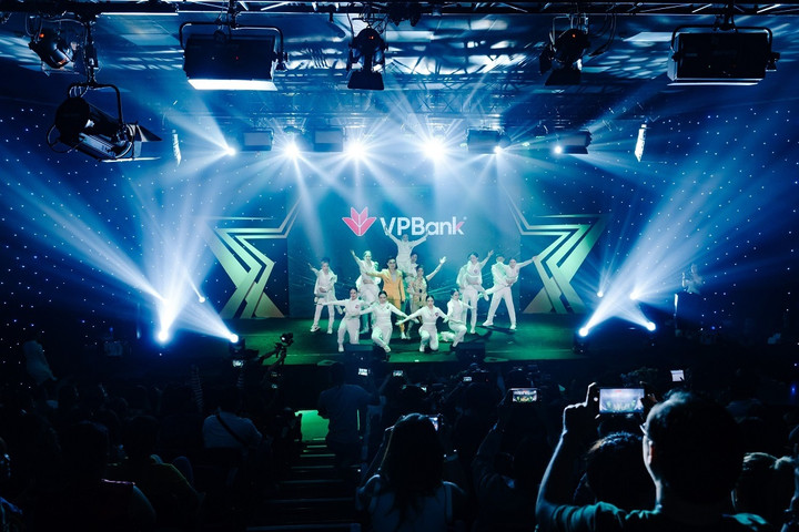 Sau hơn 2 tháng phát động với tổng giá trị giải thưởng lên tới hàng trăm triệu đồng, gần 300 tài năng là cá nhân, tập thể của VPBank đã được “khai mở” trên khắp 3 miền. Trong đó, 24 tiết mục lọt vào chung kết miền Nam cuối tuần qua được ví như một bữa tiệc tài năng thịnh soạn chiêu đãi người xem.