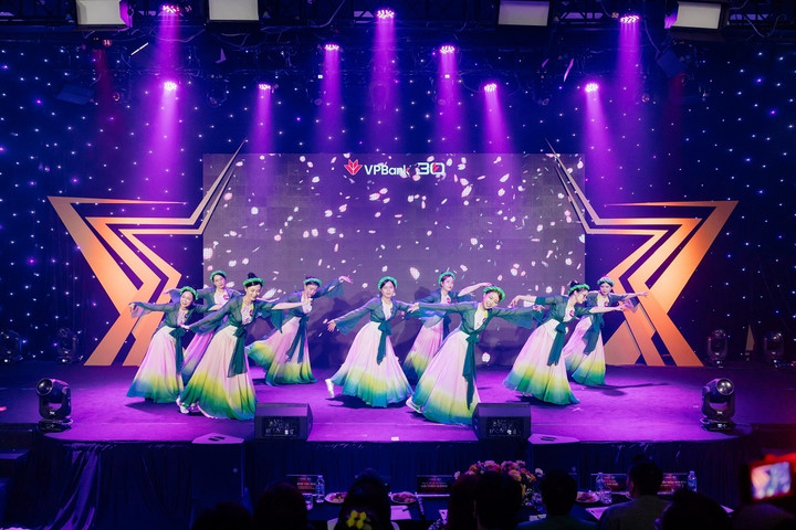 Những nhân viên tín dụng, giao dịch viên, tài chính… thường ngày chỉnh tề nghiêm túc trên văn phòng đã hóa thân trở thành các nghệ sĩ tài năng, tỏa sáng rực rỡ.