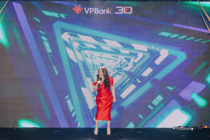 Đặc biệt, giọng ca giành giải nhất cá nhân - bài hát “Đừng ngoảnh lại” của VPBanker Hoàng Thị Kim Ngọc chinh phục giám khảo Lưu Thiên Hương bởi chất giọng dày, đầy nội lực, phong cách biểu diễn chỉn chu và cách xử lý âm nhạc chuyên nghiệp.