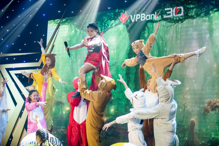 Trong khi đó, VPBanker nhí - bé Lưu Tuệ Mỹ 7 tuổi đã nhận được mời biểu diễn tại VTV trong một dịp thuận lợi từ đạo diễn, nhà sản xuất Ninh Quang Trường. Sự hồn nhiên, đáng yêu nhưng vô cùng công phu, chuyên nghiệp của Tuệ Mỹ đã khiến khán phòng choáng ngợp trước vở nhạc kịch Cô bé quàng khăn đỏ.