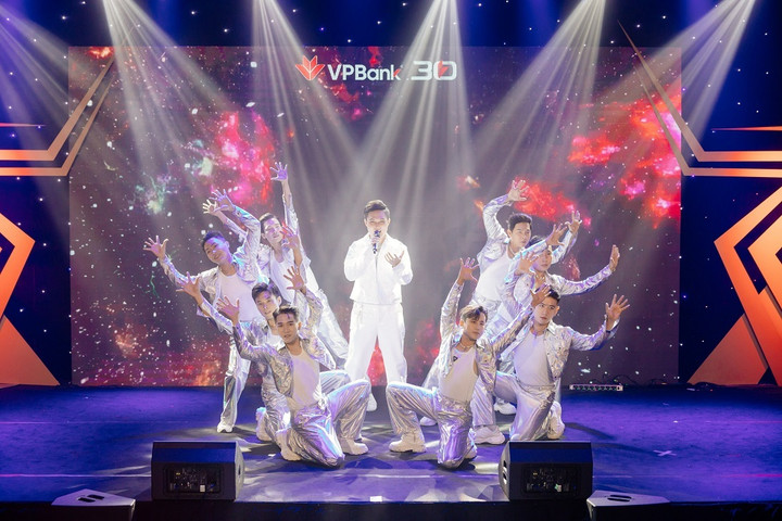 VPBank Rising Stars là minh chứng sống động cho câu nói: “Nếu bạn sinh ra để làm nghệ sĩ nhưng cuộc đời đưa đẩy bạn trở thành nhân viên ngân hàng thì VPBank sẽ là nơi đánh thức đam mê và khiến cuộc sống của bạn trở nên trọn vẹn”.