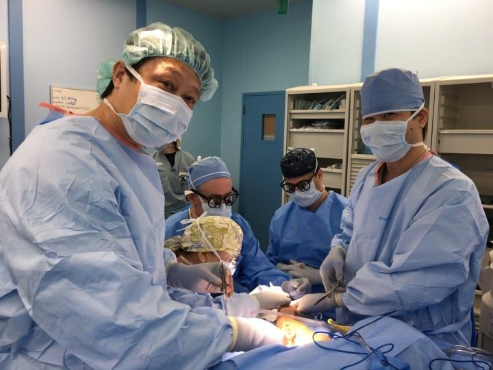 Hỗ trợ  Bác sĩ Vũ Quang Vinh và các đồng nghiệp thực hiện ca phẫu thuật cho bệnh nhân.  (Ảnh: BSCC)