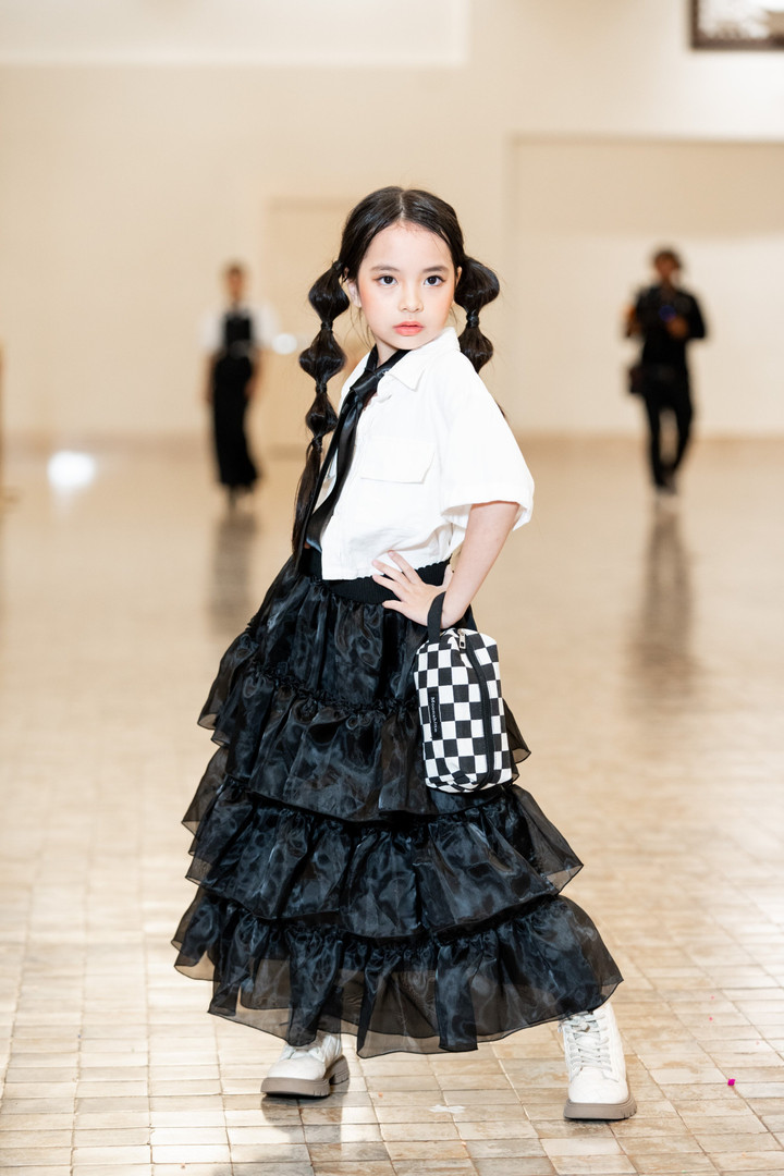 Show diễn giới thiệu 6 bộ sưu tập mới đến từ Thái Lan và Việt Nam do các người mẫu của hai nước trình diễn.