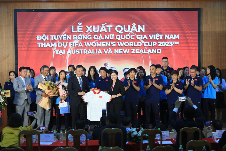 Đội tuyển nữ Việt Nam gửi món quà ý nghĩa là chiếc áo đấu đến với Hội Liên hiệp Phụ nữ Việt Nam.