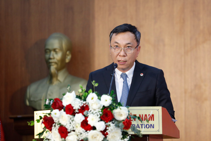 Chủ tịch VFF Trần Quốc Tuấn bày tỏ lời cảm ơn trân trọng nhất đến với Đảng, Chính phủ với sự quan tâm cả về vật chất lẫn tinh thần cho đội tuyển nữ Việt Nam.