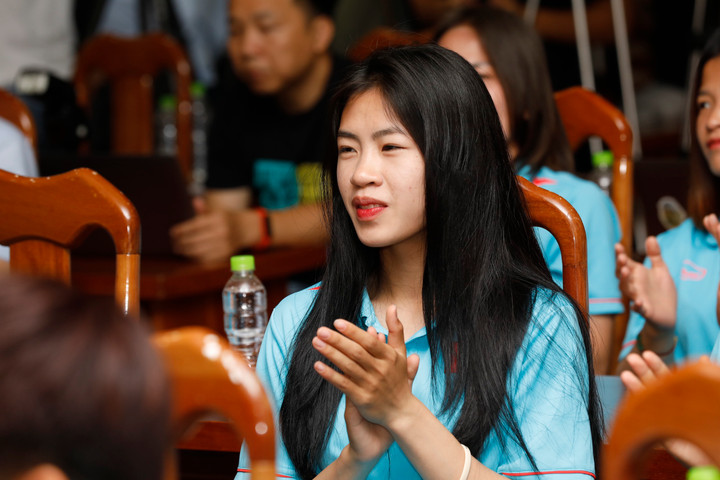 Thanh Nhã bẽn lẽn khi nhắc lại bàn thắng ghi vào lưới đội tuyển Đức ở trận giao hữu vừa qua. Cô cho biết sẽ nỗ lực để có bàn thắng tại World Cup 2023.