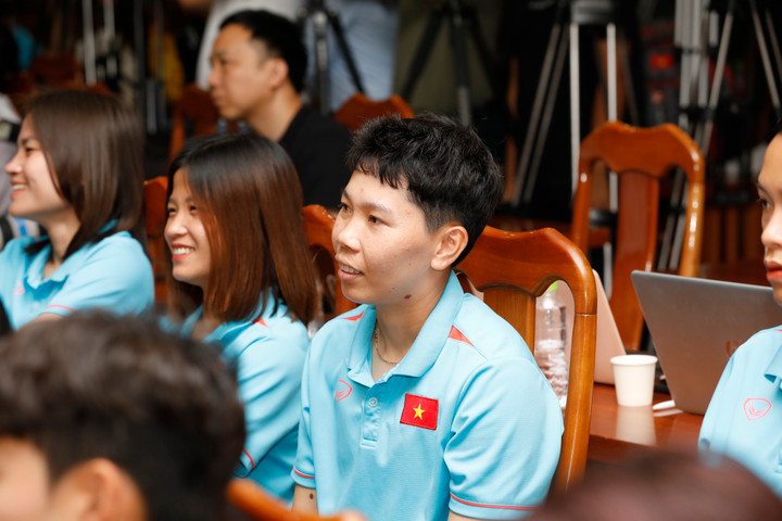 Các cầu thủ hứng khởi trước các tiết mục của nhiều ca sỹ nổi tiếng như Tạ Quang Thắng hay Hoàng Dũng.