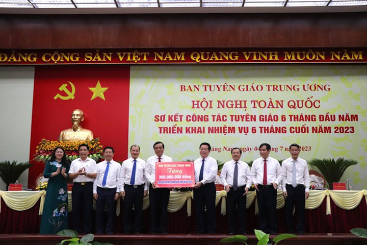 Bí thư Trung ương Đảng, Trưởng Ban Tuyên giáo Trung ương Nguyễn Trọng Nghĩa trao tặng 300 triệu đồng cho các hộ gia đình chính sách tỉnh Quảng Nam