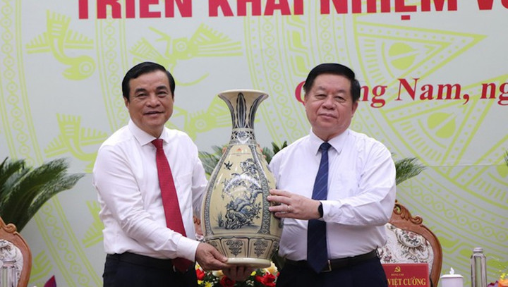 Ông Phan Việt Cường, Bí thư Tỉnh ủy, Chủ tịch HĐND tỉnh Quảng Nam tặng quà lưu niệm cho Ban Tuyên giáo Trung ương