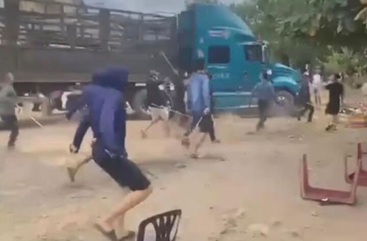 Nhóm thanh niên mang theo hung khí hỗn chiến ở khu vực trước sân vận động thị xã Ba Đồn, Quảng Bình. (Ảnh cắt từ clip)